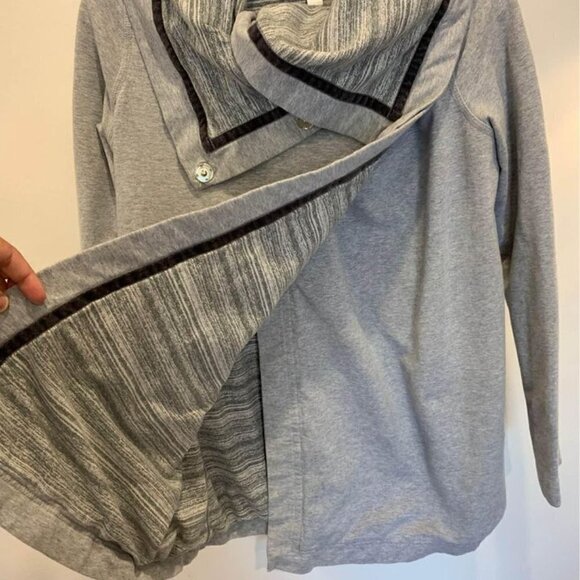 🔆lululemon wrap coat. Gray. Size 6. New condition. Can be worn open or sn… - Picture 5 of 10